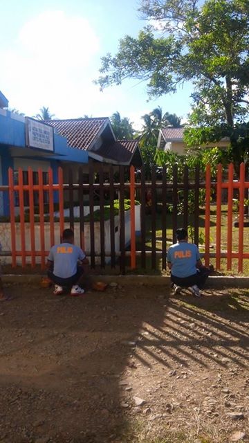 mpscortes's tweet photo. PNP Staff of this office, conducted a Clean-up drive in facade of our   
station. http://t.co/LVMjgvwLKi