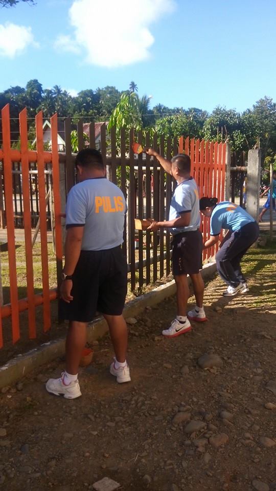 mpscortes's tweet photo. PNP Staff of this office, conducted a Clean-up drive in facade of our   
station. http://t.co/LVMjgvwLKi
