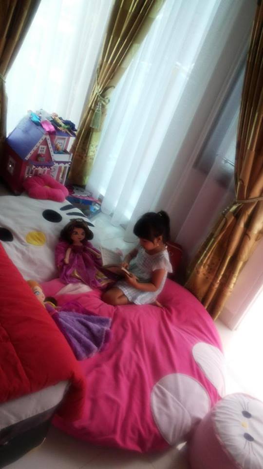 dede lagi ngajarin princess nya ngaji ;D