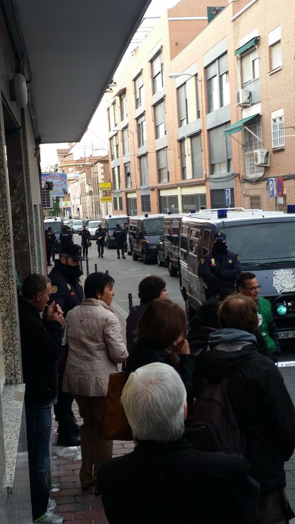 LA_PAH's tweet photo. Vallekas, barrio madrileño, amanece lleno de policía para desahuciar a Carmen, de 85 años. #Vergüenza #StopDesahucios http://t.co/DFNmbH3eic