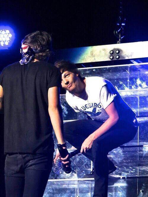 harwdin's tweet image. #StopToControlLarry