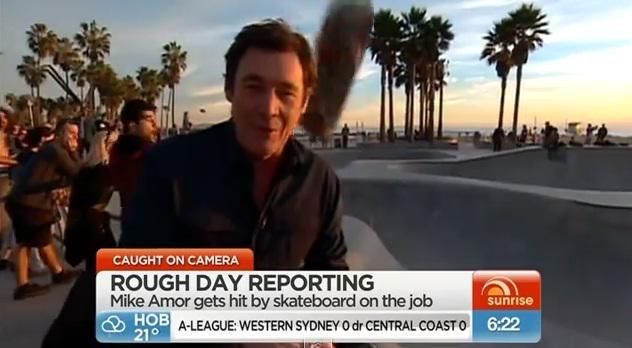 JornalOGlobo's tweet photo. Jornalista é atingido por skate na cabeça durante reportagem ao vivo. http://t.co/r4bGTaf8nQ http://t.co/WzhqzL2GXQ
