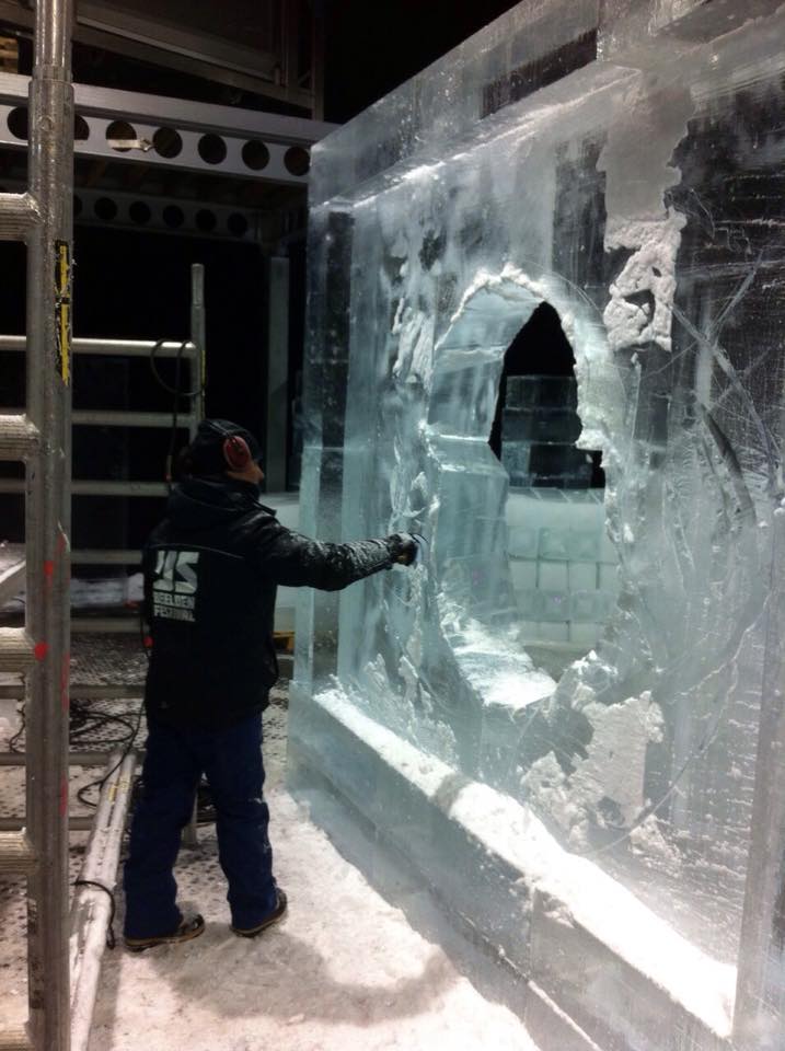 IJsbeelden's tweet photo. Alle ijscarvers zijn aangekomen in Zwolle! Vandaag zijn zij begonnen met de 1e voorbereidingen voor de ijssculpturen. http://t.co/uPjOrbStrE