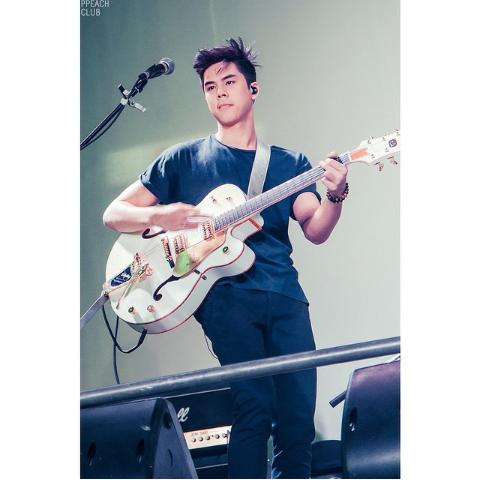 pacharapeachGTH's tweet photo. Cr.ppeachclub #theroseiscoming #whiteroseband #freefallandgravity #ฉันมีเพียง @Peach_pachara @WRoseofficial http://t.co/hQuD9dKrkP