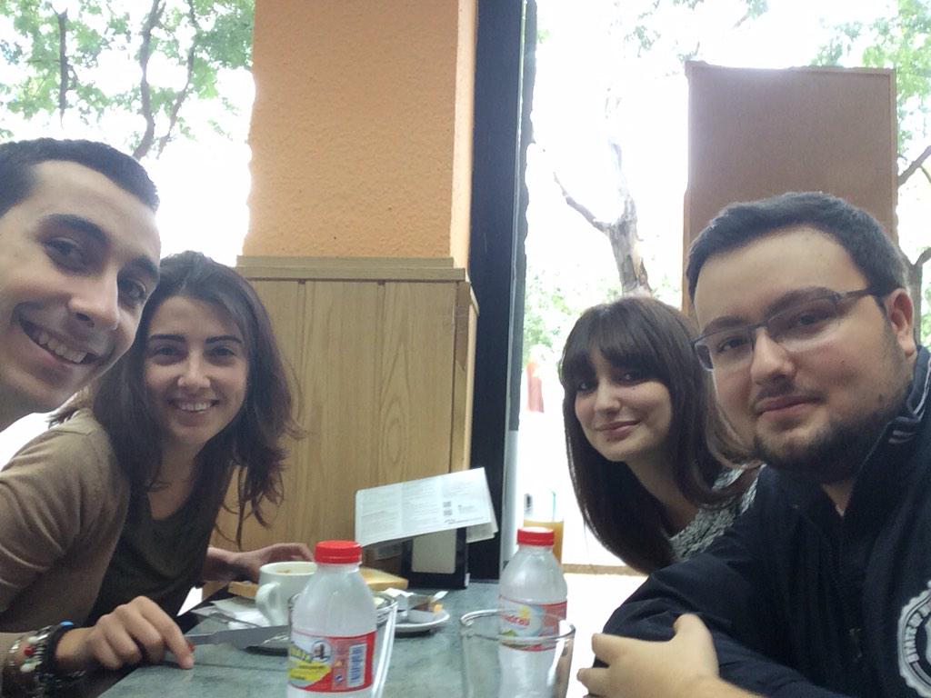 gimeno92's tweet photo. Armosaret primer que res en Barna!!! En els mijors @Sergio8NM @martabeta @Laura_gps http://t.co/QLgC6P9IGa