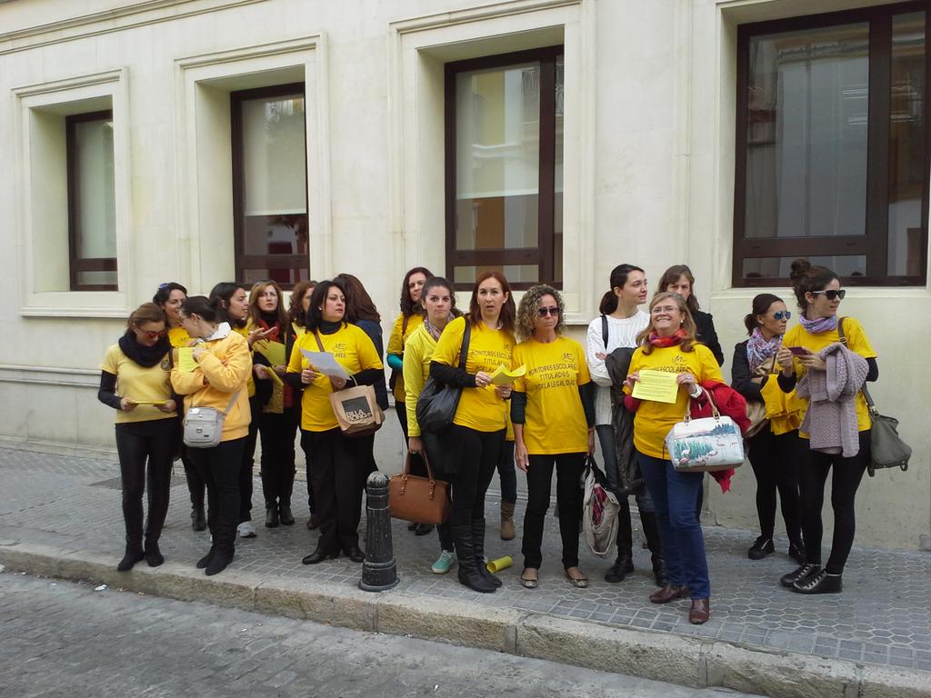 ustea_asp's tweet photo. Monitoras escolares despedidas hoy protestan en Función  Pública. Ánimo!! http://t.co/59KQtwwQGG