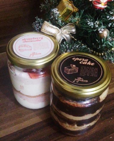 marcellaph8's tweet photo. Strawberry cheese cake &amp; opera cake #cakeinjar #cakejar #Jarcake #jarcakebandung #papakam #papakamcake #papakampastry http://t.co/zQfUJSs2cG