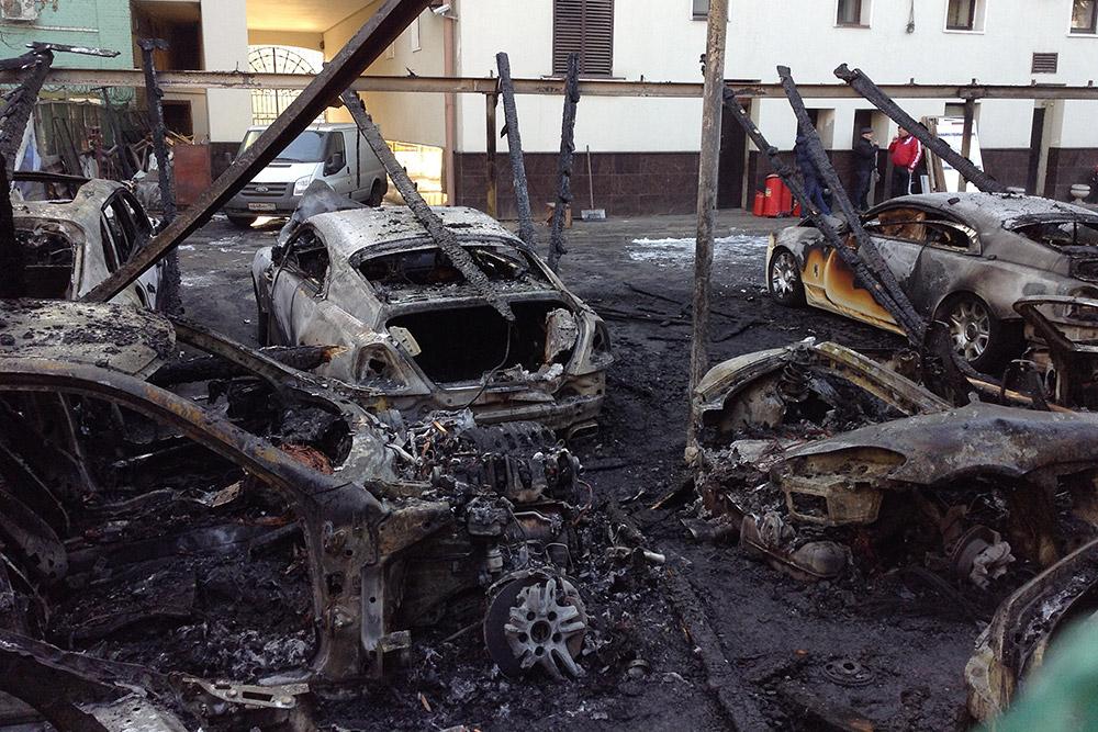Автомобиль после пожара. Сгоревшие дорогие машины. Сгоревший Роллс Ройс.