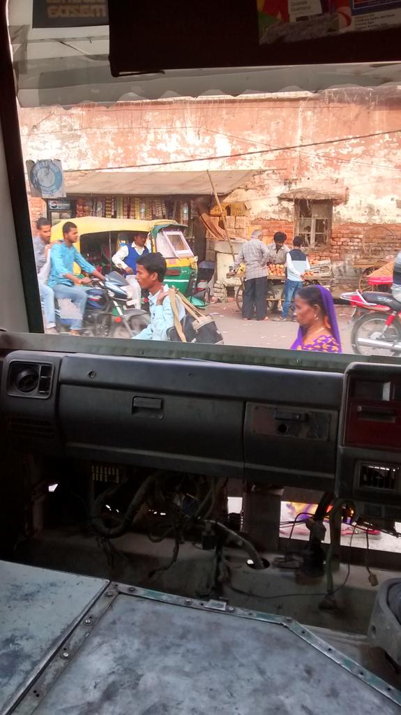 tournico's tweet photo. Je quitte Agra et son magnifique Taj Mahal dans un bus le plus pourri que j'ai vu. Pourtant j'en ai vu! http://t.co/WuESadt2hK