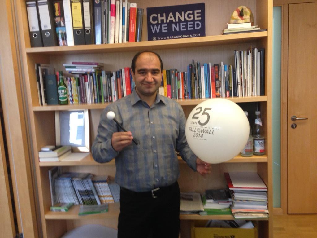 AusBaerlin's tweet photo. 2 Wochen nach dem Festakt kann Pate @OezcanMutlu in seinem Büro auf einen prallen #FallOfTheWall25 Ballon blicken. http://t.co/jTLSvfiYe9