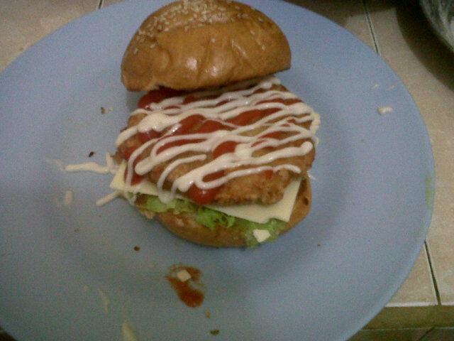 Chiken burger, lekker-nya harus dicoba ;) langsung ajja ke <a href="/bukupaperback/">cafebuku paperback</a>