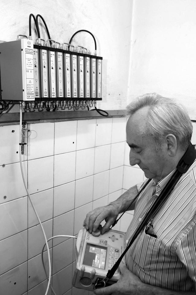 PROMAX_noticias's tweet photo. Eduardo Pozueta de “Antenas Navarra” con un medidor de campo #TVEXPLORER :los instaladores expertos confían en PROMAX http://t.co/f3zvUcJYWR