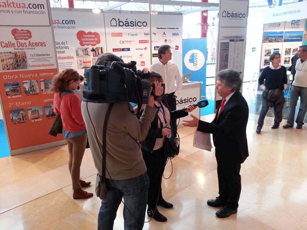 SimedMalaga's tweet photo. .@CanalSur_TV entrevistando a los expositores presentes en #SIMedMalaga en @Fycma #Inmobiliarias #Málaga http://t.co/VsFg18Jrfi