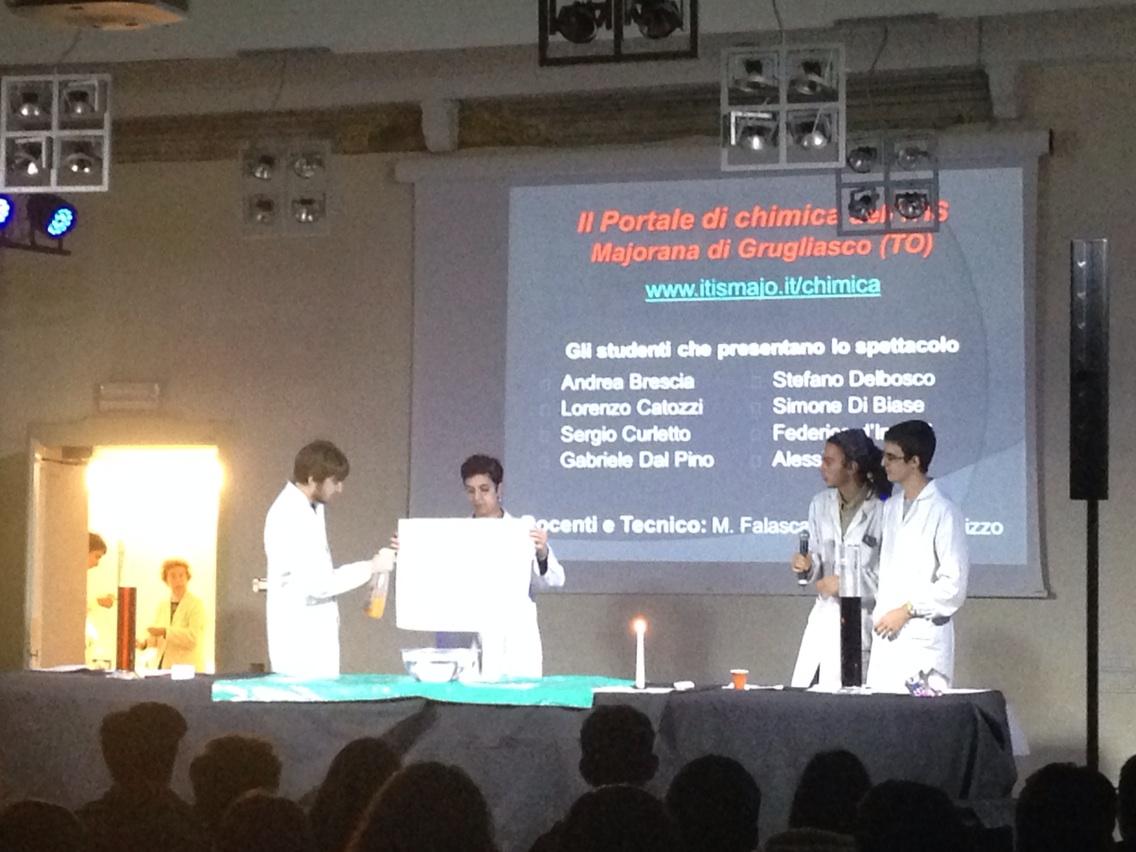 stefaniachipa's tweet photo. Eccoli i ragazzi di magie della chimica!!wow s'inizia #futurText #scientixConf http://t.co/C1ort10R3Z