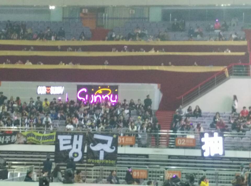 [PIC][21-11-2014]SNSD khởi hành đi Trung Quốc để tham gia "China for GG 1st Fan Party in NanJing" vào trưa nay B29msXlCEAEnhMs