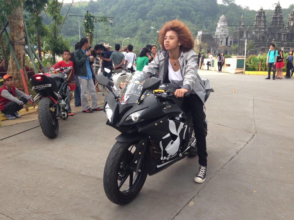BstarzPalopo's tweet photo. "@nurrihardi: #sharepict @bastiansteel  #BstarzDay 18 http://t.co/cCDyeNfZnn" omaigattt ojek bang ojekk...