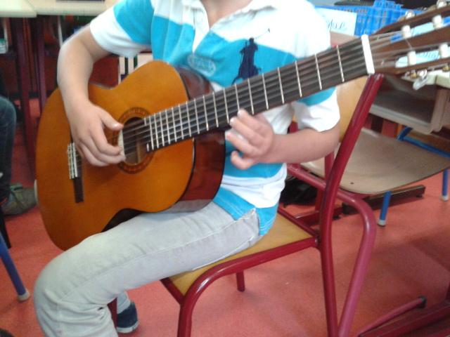 En Quoi 2 9, Pierre nous a joué un morceau de guitare. C'était beau ! #CM2 #musique