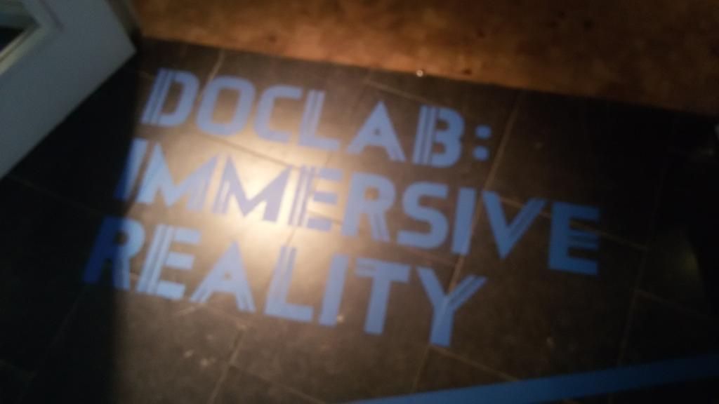 Zo naar een andere wereld met een virtual reality bril.. Zenuwachtig! #immersive reality @idfa #wwclive