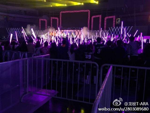 [PIC][21-11-2014]SNSD khởi hành đi Trung Quốc để tham gia "China for GG 1st Fan Party in NanJing" vào trưa nay B29vfT9CEAAqV8h