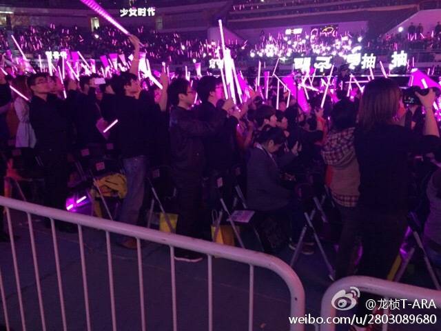 [PIC][21-11-2014]SNSD khởi hành đi Trung Quốc để tham gia "China for GG 1st Fan Party in NanJing" vào trưa nay B29wzyhCYAACjRb