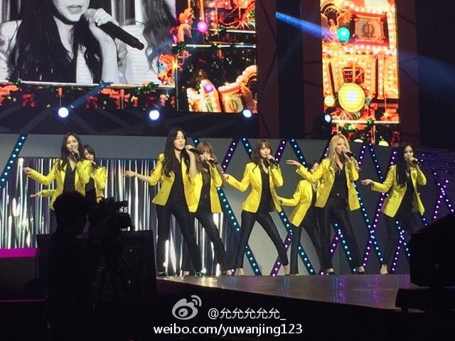 [PIC][21-11-2014]SNSD khởi hành đi Trung Quốc để tham gia "China for GG 1st Fan Party in NanJing" vào trưa nay B29xOqOCUAA4iGJ