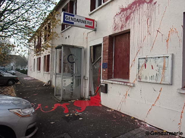 Gendarmerie's tweet photo. ❗#Sautron (44) Une quarantaine d'individus déterminés et violents vandalisent la gendarmerie. Cinq interpellations http://t.co/s4p4EgSPDQ