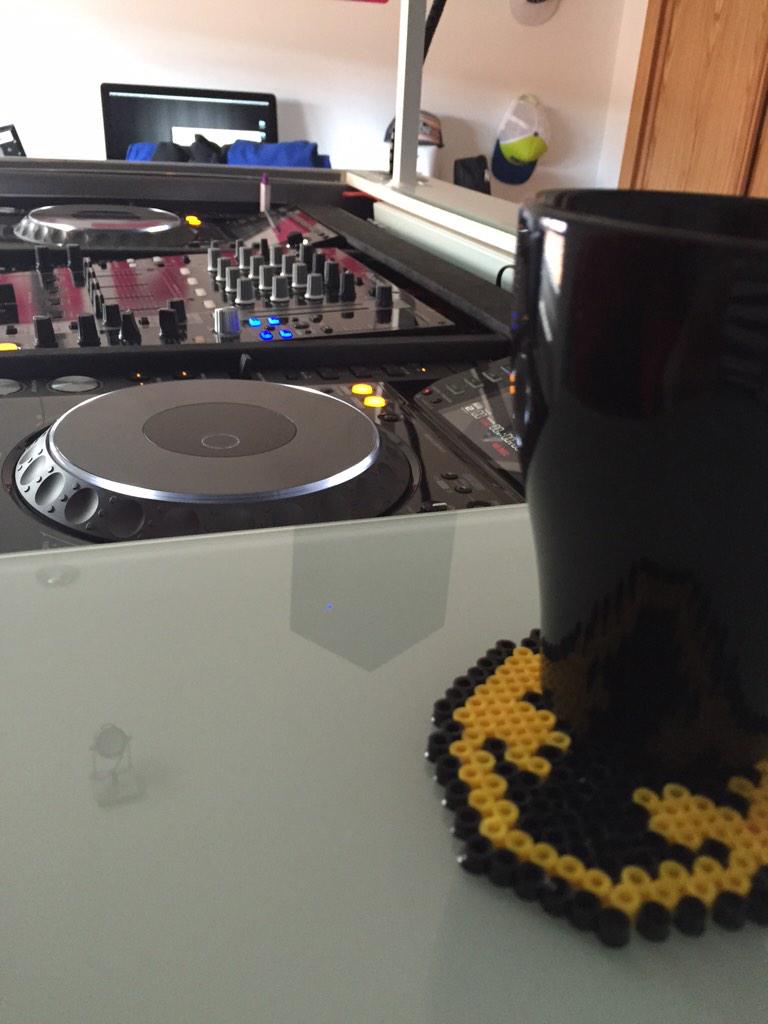 LaBasscueva's tweet photo. En el estudio empieza ya el calentamiento para esta tarde en #cuevatron ...grandes detalles nuevos de gente top http://t.co/zT5FoxM4HM