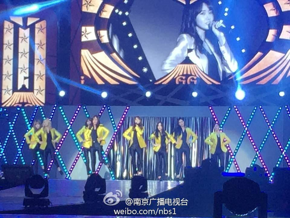 [PIC][21-11-2014]SNSD khởi hành đi Trung Quốc để tham gia "China for GG 1st Fan Party in NanJing" vào trưa nay B29ywK0CMAAx05C