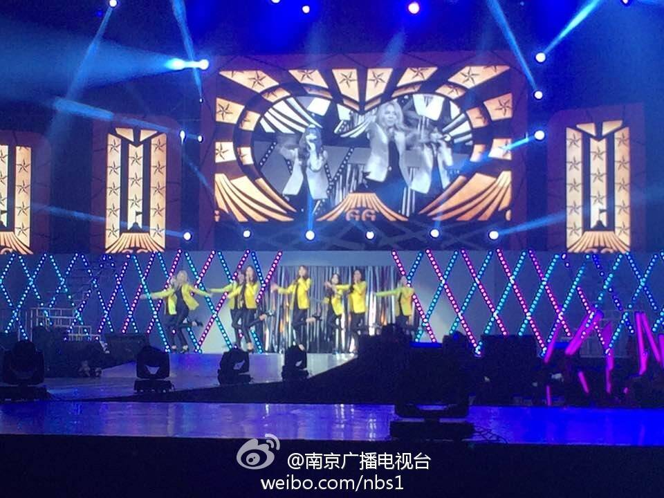 [PIC][21-11-2014]SNSD khởi hành đi Trung Quốc để tham gia "China for GG 1st Fan Party in NanJing" vào trưa nay B29yx2-CEAAdSQH
