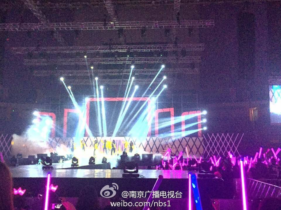 [PIC][21-11-2014]SNSD khởi hành đi Trung Quốc để tham gia "China for GG 1st Fan Party in NanJing" vào trưa nay B29zNceCAAA_nV6
