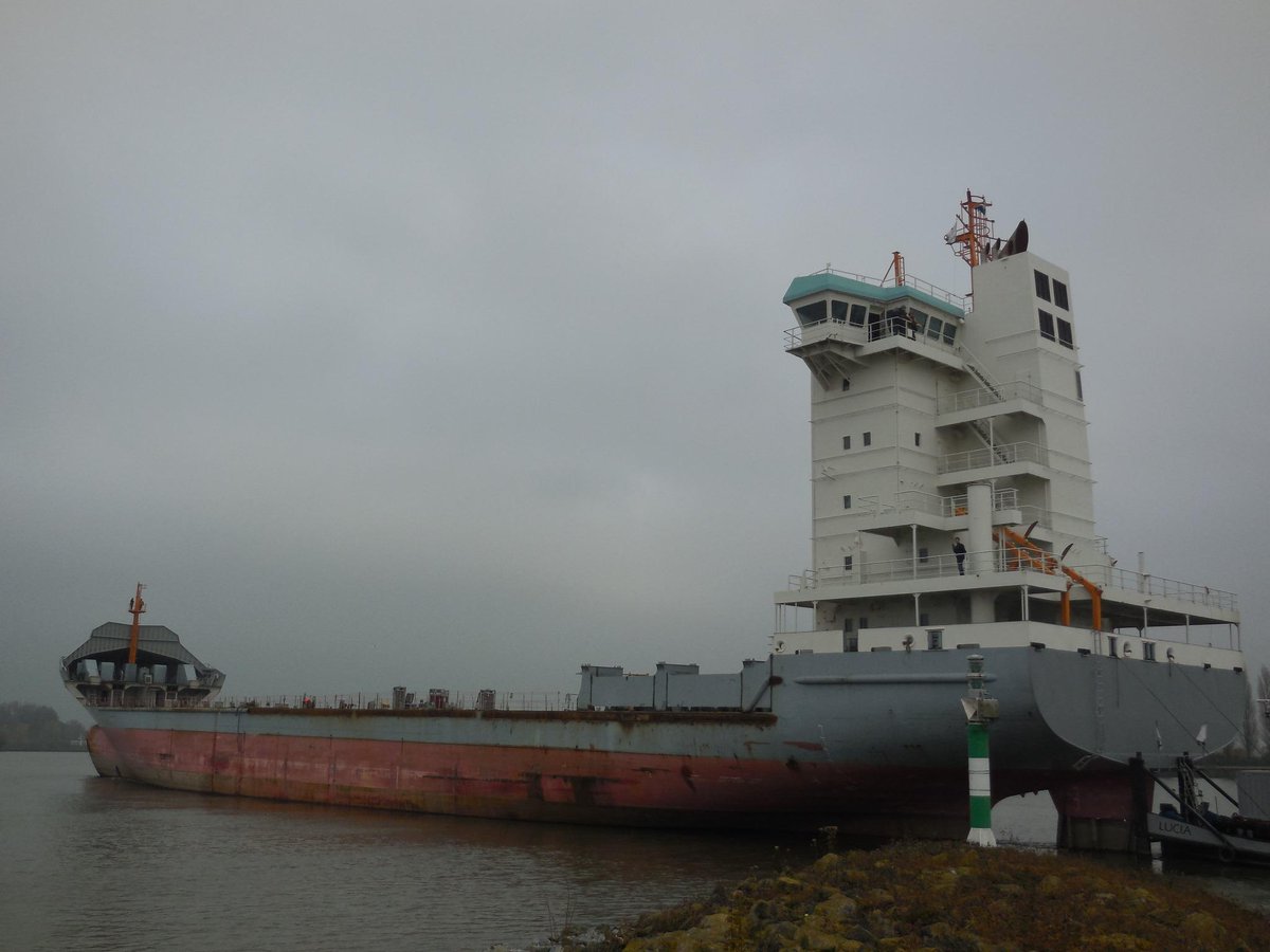De semi-submersible is versleept van Werkendam naar Hardinxveld voor de verdere afbouw.