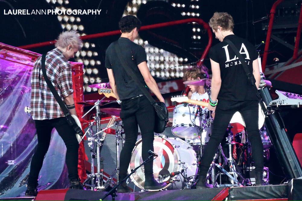 Fivesosonline's tweet photo. #vote5sos if you're just 5SOS AF. http://t.co/zS1mqUTisG