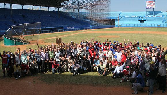 Exaltan a 10 peloteros a Salón de la Fama del Béisbol cubano. serienacional.com/?p=noticias_le…