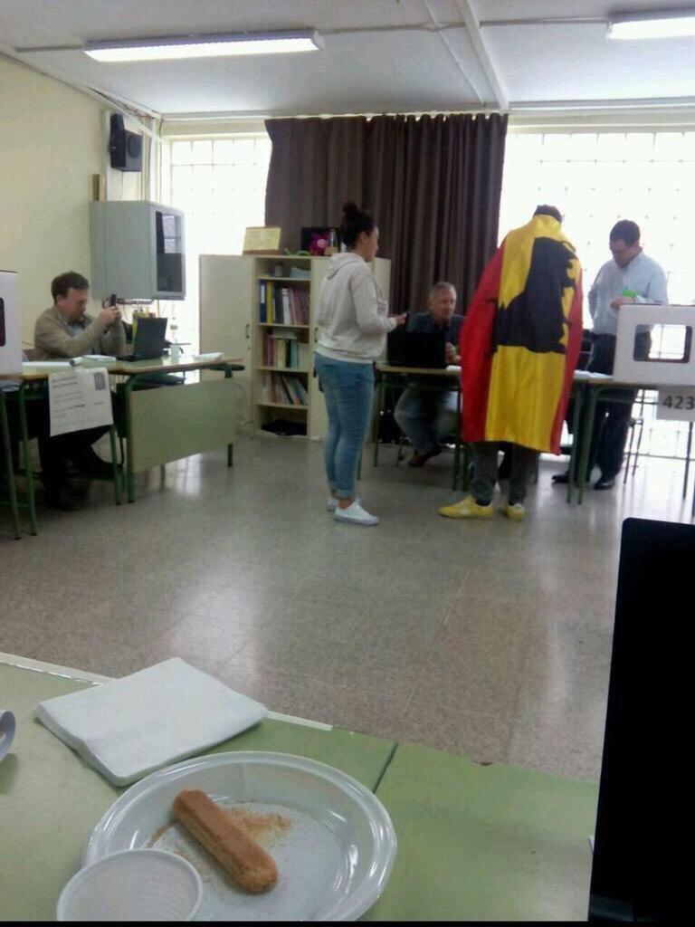 jjdiaz129's tweet photo. El #9N tots els vots valen igual: els catalas sí creiem en la democràcia! #OmplimLesUrnes #HemVotatHemGuanyat http://t.co/VYtjY4kkfn
