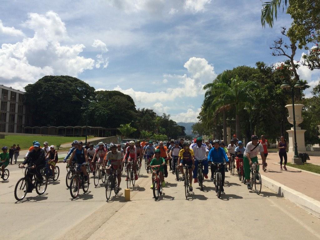 gestionperfecta's tweet photo. Gran bicicletada junto a nuestro a pueblo impulsando el #PlanDesarme + Deporte + Vida + Felicidad http://t.co/AkupU5H6YT