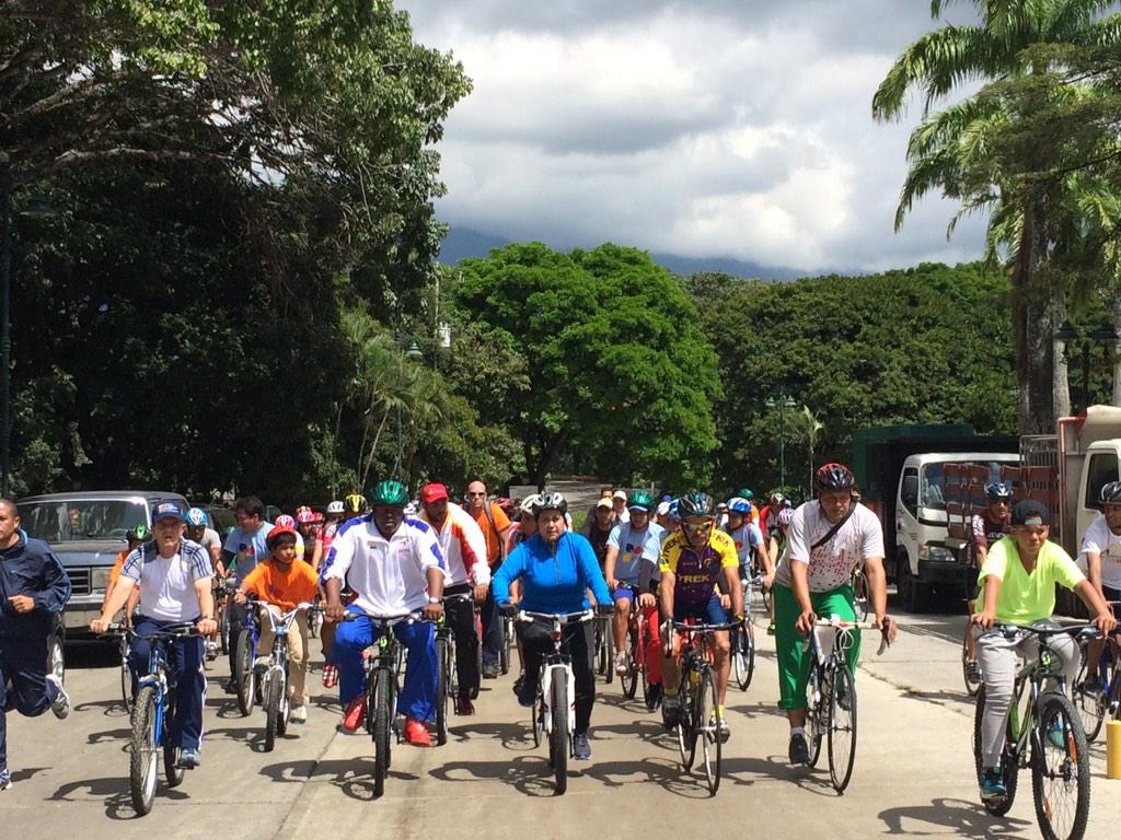 gestionperfecta's tweet photo. Gran bicicletada junto a nuestro a pueblo impulsando el #PlanDesarme + Deporte + Vida + Felicidad http://t.co/AkupU5H6YT