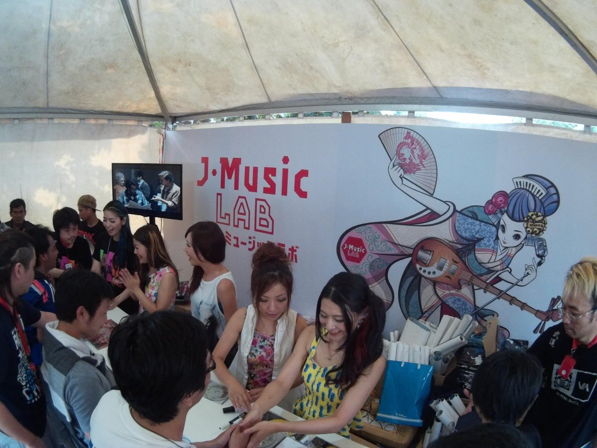 JMusicLab's tweet photo. .@cyntia_official fansigning event #JMusicLab http://t.co/HOWJwvwv9P