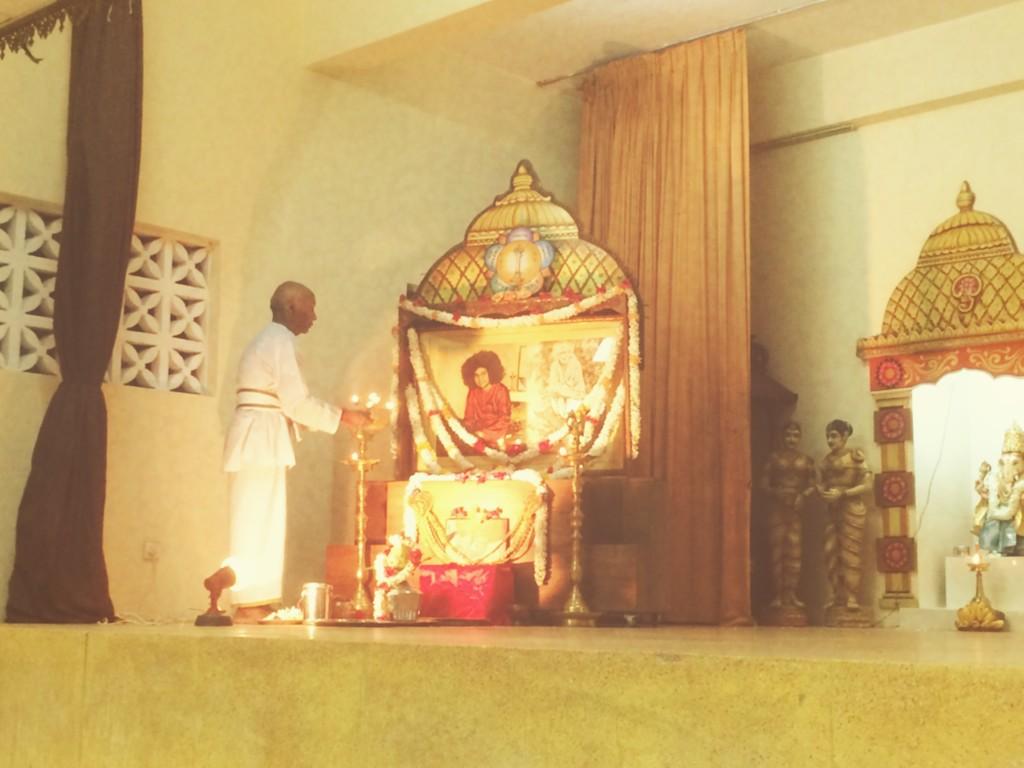 sksivaram2006's tweet photo. #GAB2014 Colombo Sai Center #
BarnesPlace #Mandir &amp; #ShivanadaNilayam  #Arathi  #SriLanka   @Radiosaih2h http://t.co/QXQj39ED0A