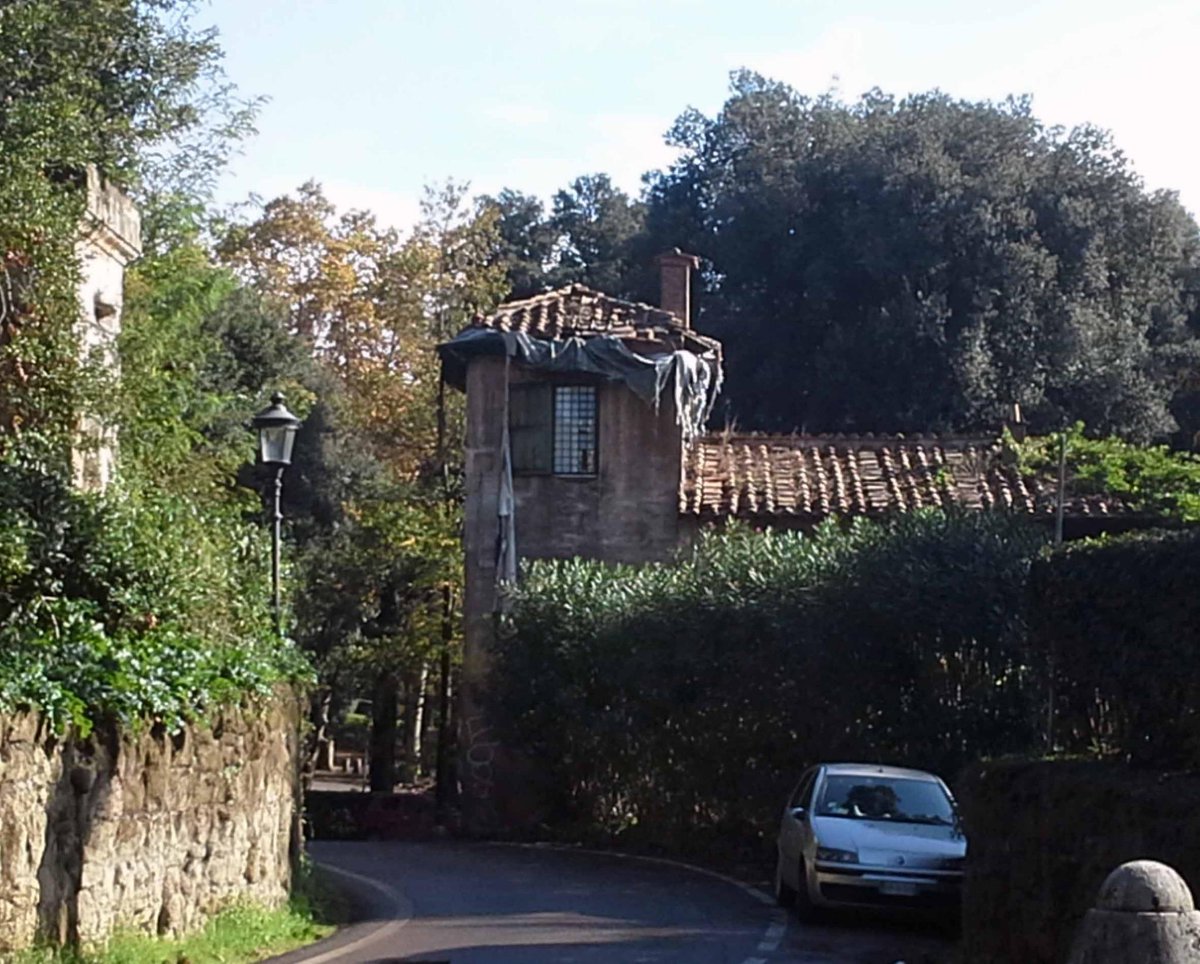 ArchAtlas's tweet photo. Perché il Casale Cenci-Giustiniani a Villa Borghese #Roma è in totale stato di abbandono? Chi se ne deve occupare? :( http://t.co/EV3FI82NDD
