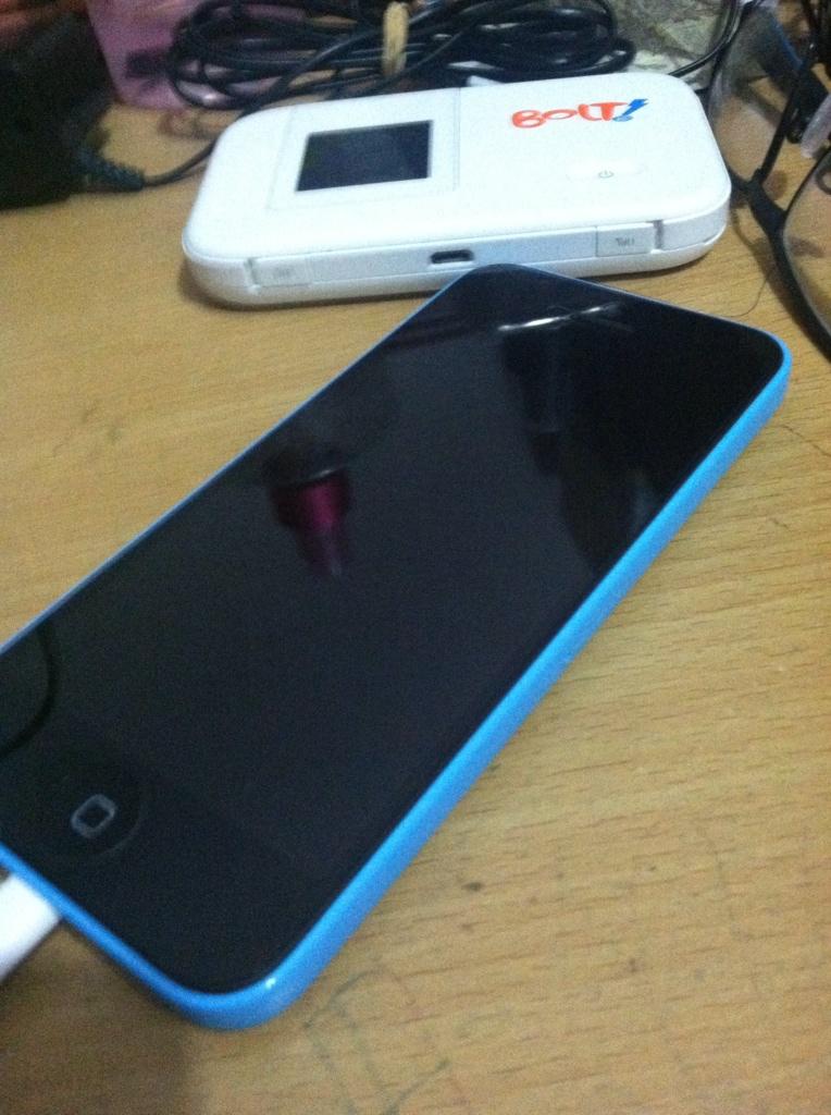 Jordankefas's tweet photo. My brand new iPhone 5c http://t.co/U5gfDuPg7n
