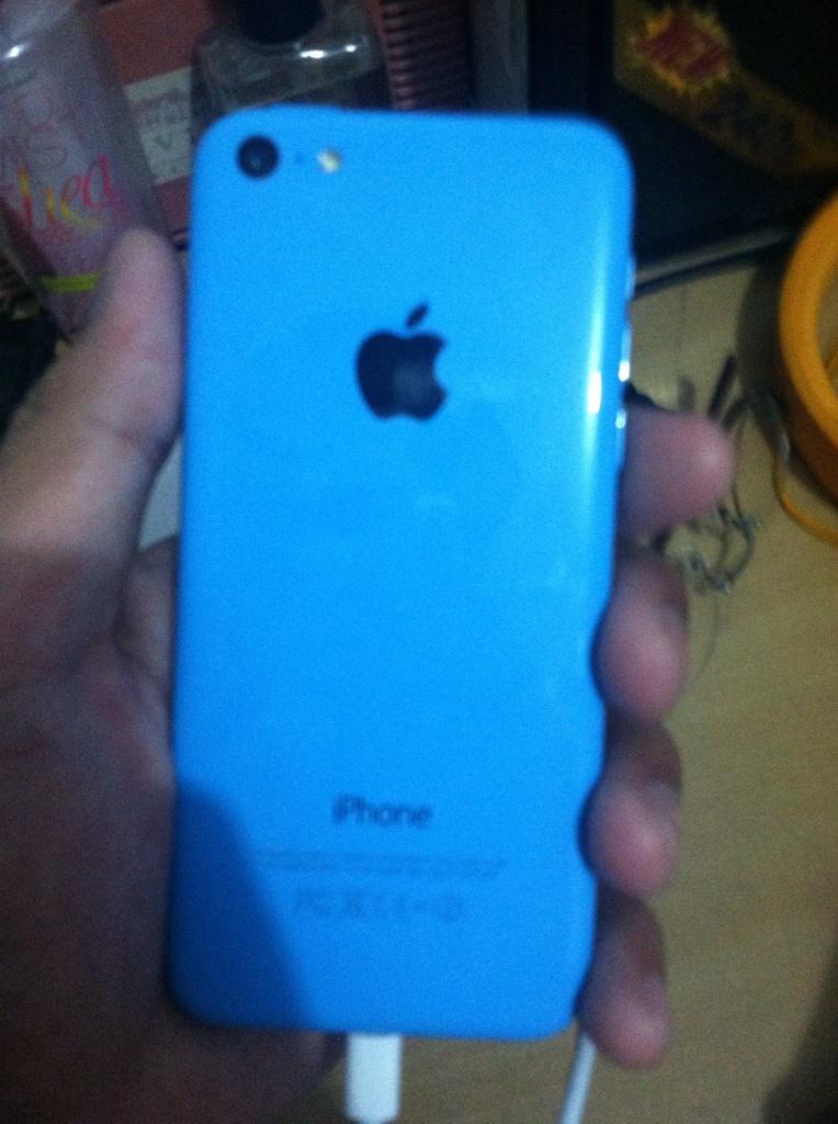 Jordankefas's tweet photo. My brand new iPhone 5c http://t.co/U5gfDuPg7n