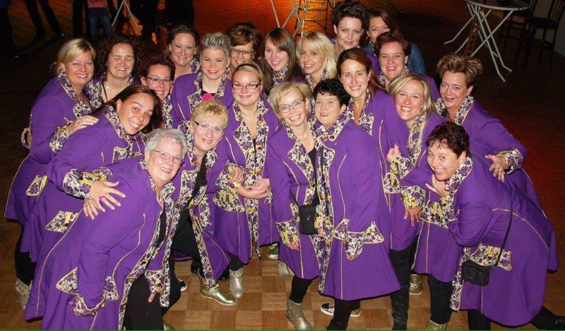 Troelekus's tweet photo. De Troelekus van dit carnavalsseizoen in hun mooie nieuwe jassen! HH bedankt voor de leuke foto! http://t.co/EENUolqNiZ