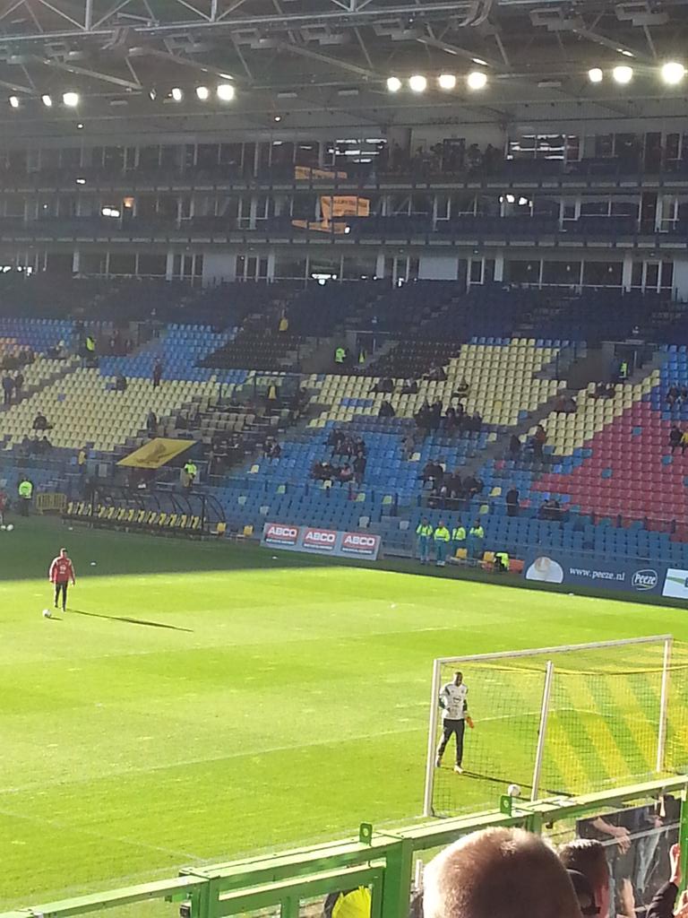 FR1908Nieuws's tweet photo. Onder luid applaus en gezang begint Kenneth Vermeer aan zijn warming-up. #Feyenoord #vitfey http://t.co/CIFl8MUfH7