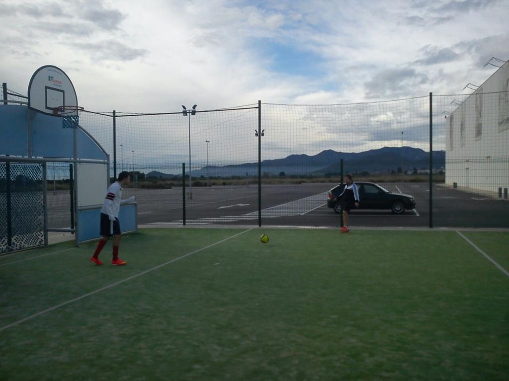 CesarCalabuig's tweet photo. Está la gente mala jugando a fútbol y luego estamos nosotros http://t.co/TP5pkjYtxA