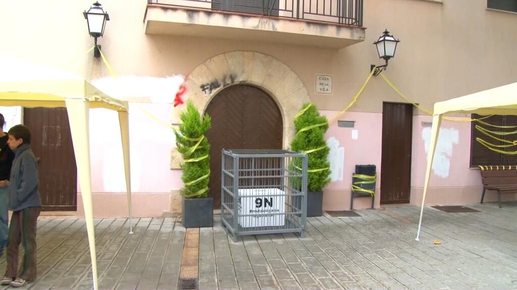 3CatInfo's tweet photo. Pintades independentistes a les parets a Pontons http://t.co/Kvsc160zKh #9NTV3 #9NCatRàdio http://t.co/yrFryONPqu