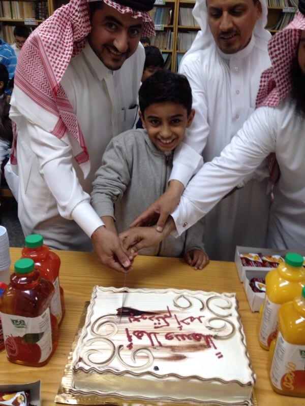FahadAlhassoun's tweet photo. #ندى_الحسون

بعد عودة احمد( ابن ندى )  للمدرسة ، قامت ادارة المدرسة بالاحتفال بعودته في لفته انسانية منهم . http://t.co/r1x7YRJSEV