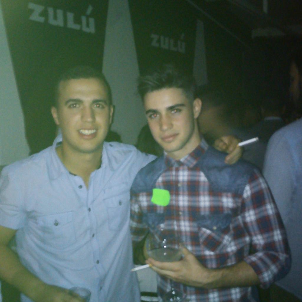 raul_avalos13's tweet photo. Noche más que perfecta la de ayer..celebrando el cumpleaños de mi jojioo, felicidades hermano !! @AlbertoChucena http://t.co/m7iV9QoP8u