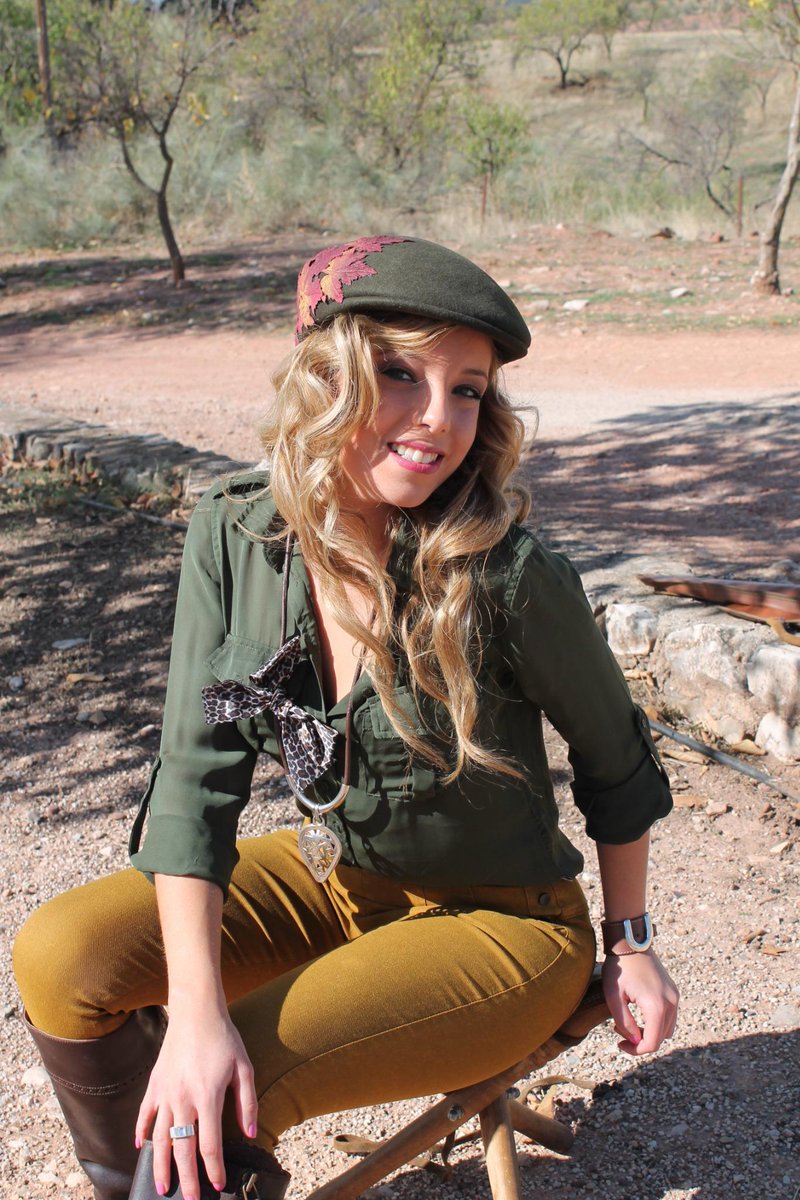 Kaastlan's tweet photo. @Nataliia_kaiya os enseña esta gorra ascot combinada con otros complementos 
#SombrerosKaastlan #ChicaKaastlan http://t.co/2Jc3daJhBd