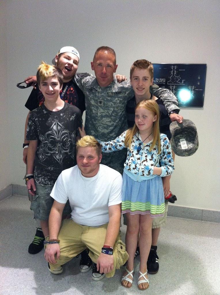 TMAPE7's tweet photo. #betterwithvets MA1 Avery back with his family. http://t.co/0A3o6lc25v