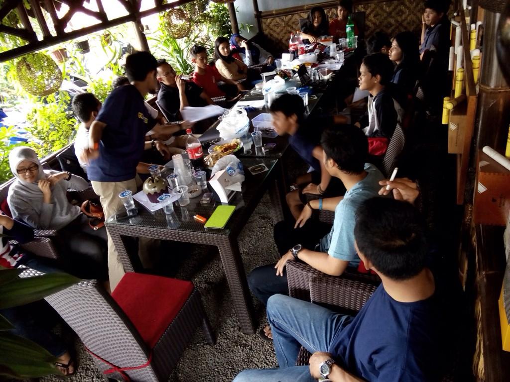 KopiJlenong's tweet photo. Thank's @pasma5 crew for gathering n meeting at @KopiJlenong ~sukses buat next eventnya :) http://t.co/NkbG17y63e